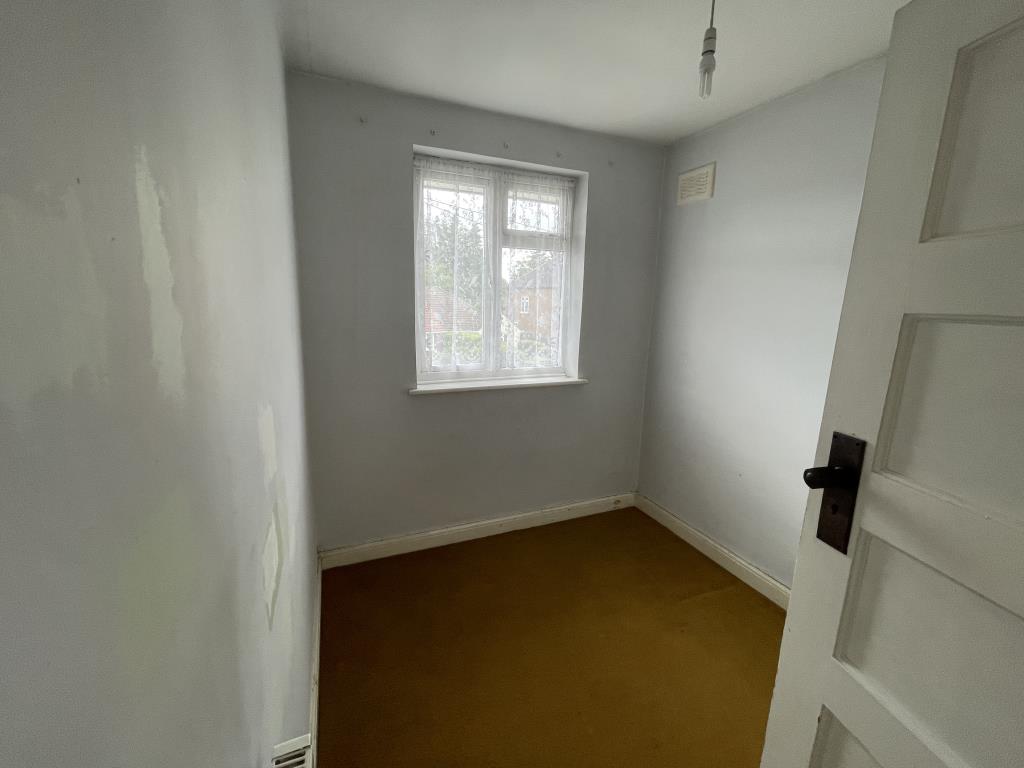 Lot: 94 - FIRST FLOOR MAISONETTE WITH GARDEN AND DERELICT GARAGE - Inside image of bedroom 2 from hallway